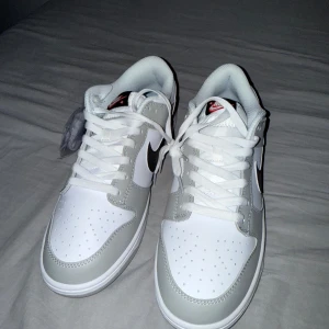 Nike Dunk Low 'Light Smoke Grey' - Storlek 46, oanvända, säljs pga tappat intresse. inget slutpris!