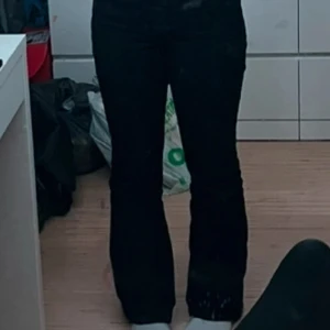 Svarta jeans från Lindex - Snygga svarta byxor från Lindex i en klassisk bootcut-stil. Säljer pga att dem inte kommer till användning , skriv vid frågor, pris kan diskuteras 💞