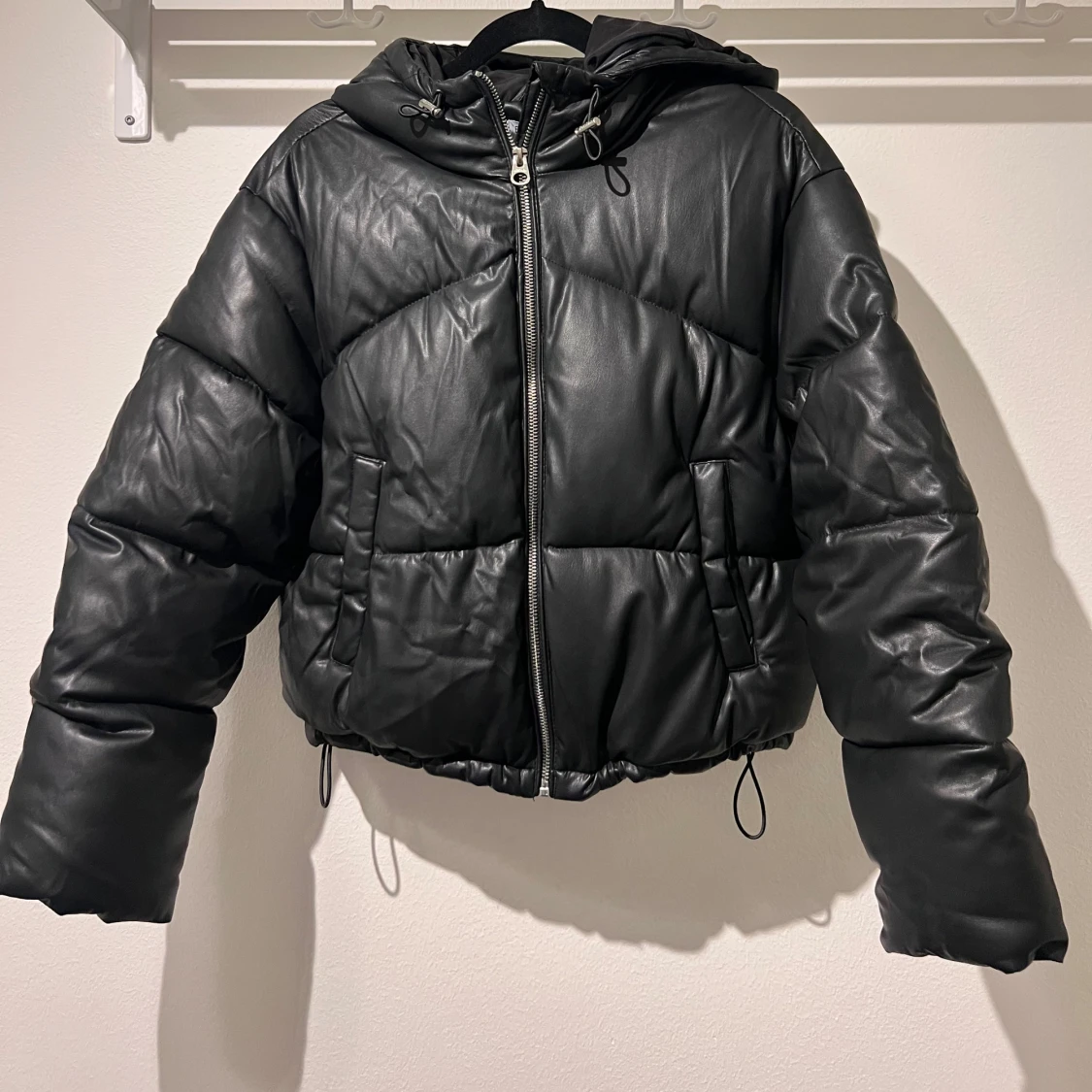 Svart pufferjacka med huva - 1