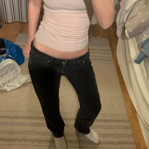 Svarta jeansbyxor - Snygga svarta jeans med låg midja från lager 157. Finns tecken på användning. Hör av dig om du vill ha fler bilder!