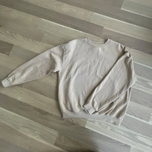 Beige sweatshirt  - Beige sweatshirt ifrån Lager157, storlek S men är som en M