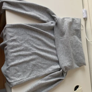 Grå off shoulder tröja - Säljer en tajt off shoulder tröja från bershka helt oanvänd, den är i storlek S. Priset kan diskuteras!💕