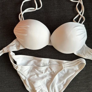 Helt NY bikini i förpackning  - Helt NY oanvänd vit bikini + trosa i förpackning. Vadderade kupor. 