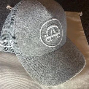 All cap one keps - All cap one keps grå i väldigt bra skick pris är inte hugget i sten och går att diskutera vid snabb affär 🤩