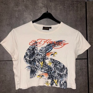 Ed Hardy crop-top - Den er kjøpt på urban outfitters i København, står det er størrelse L, men vil si det er en S-M🩵 Dette trykket selges ikke lenger så vidt jeg vet, ble kjøpt for 350 DKK som tilsvarer rundt 500 SEK ✨ Brukt 2-3 ganger Max da den ikke passer over brystet 🧚🏻