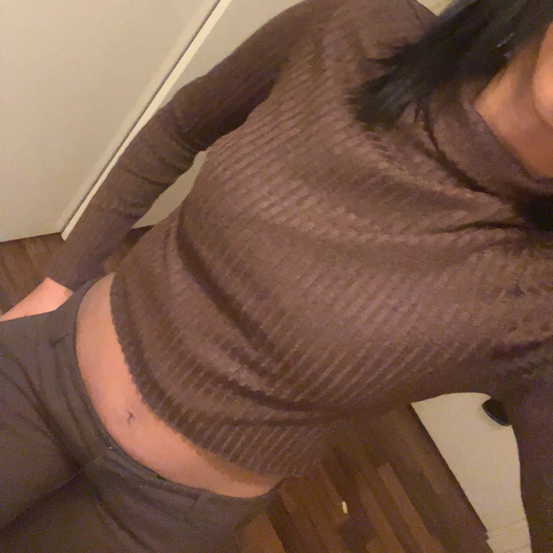 Brun ribbad croppad tröja