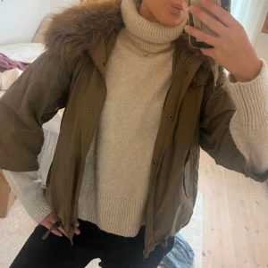 Trekvart jacka pälskrage! - Säljer en olivgrön parkajacka med pälskrage. Jätte eftertraktad jacka från Zara!!😍Jackan har dragkedja och knappar framtill samt en justerbar dragsko i nederkant. Perfekt i vår ❤️