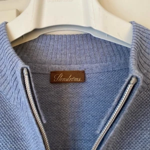 Ljusblå fullzip Stenströms - Säljer min stilrena ljusblå fullzip från Stenströms. Elegant och stilig, passar både till vardags och uppklätt! Koftan är nästintill ny. Inga defekter eller skavanker. 9,5/10 skick. Nypris är ca 2500. Storlek M, passar även S. Vid fler frågor eller funderingar hör gärna av er! Kan gå ner i pris vid snabb och enkel affär! Mvh, Arre🥂