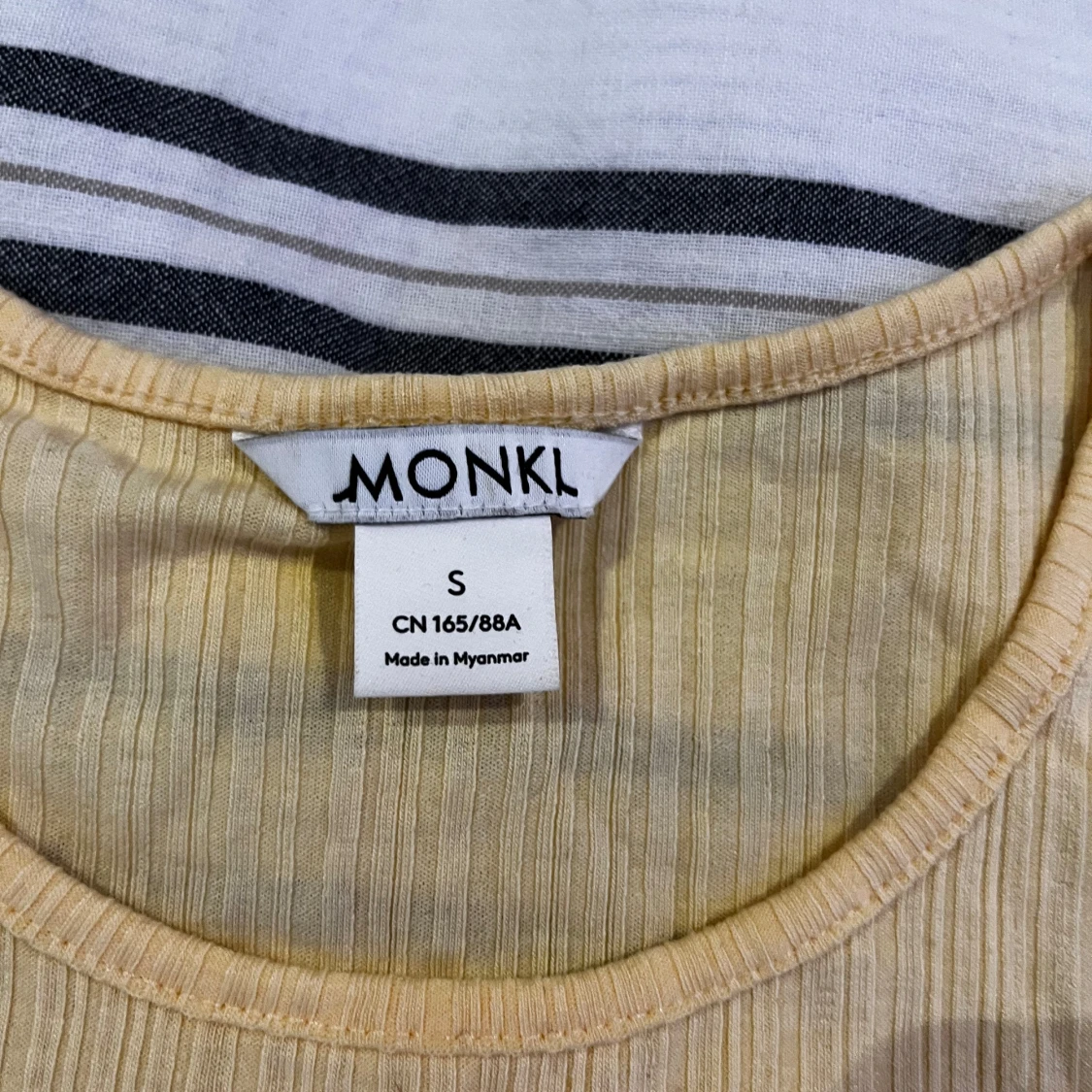 Gul ribbad linnetopp från Monki - 1