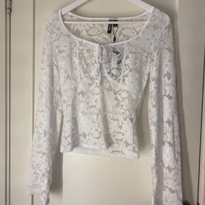 Spets topp - Superfin vit långärmad spets topp från Pieces (köpt på Vero Moda) i storlek S Tröjan är oanvänd med prislappen kvar! Nypris 300 💖 Kom gärna med prisförslag!