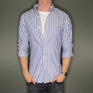 Ralph lauren skjorta - Hej säljer nu min fina Ralph Lauren skjorta i storlek M. Den är i nyskick och kommer vara otroligt snygg nu i vinter och framåt våren. Nypris cirka 1600kr! Vi kommer att sälja liknande produkter nu närmare våren så glöm inte följa profilen!🌊🍾