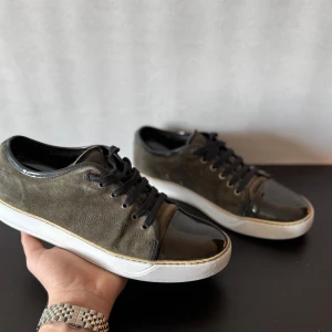 Lanvin - Lanvin ⤵️                                                                          Skick 8/10 - Inga synliga defekter/Skador - Skorna är i fint skick, dom är använda sparsamt - Enbart skor ingår - Fraktar inom 24 timmar!                Skriv för frågor eller för fler bilder! 