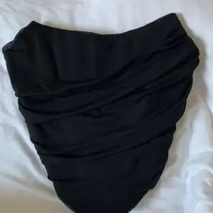 Svart korsett med dragkedja i ryggen i storlek XS sitter jätte fint tyvär har ja aldrig hunnit använda den men har provat den💕