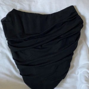 Svart korsett med dragkedja i ryggen - Svart korsett med dragkedja i ryggen i storlek XS sitter jätte fint tyvär har ja aldrig hunnit använda den men har provat den💕
