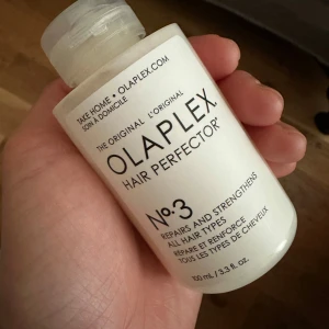 Olaplex Hair Perfector No. 3 - Säljer en flaska Olaplex Hair Perfector No. 3, perfekt för att reparera och stärka alla hårtyper. Innehåller 100 ml och är idealisk för hemmabruk. En populär produkt för att förbättra hårets hälsa och styrka.