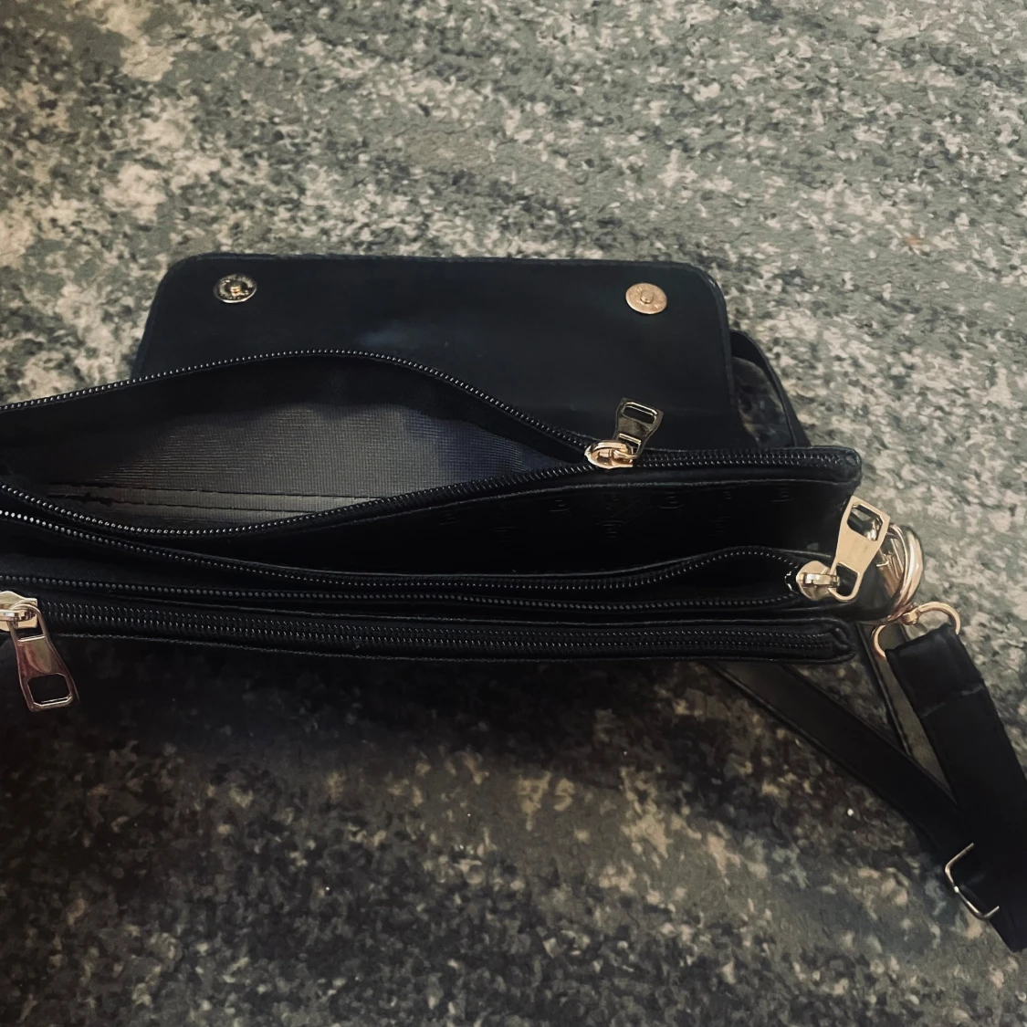 Svart Axel väska från Guess