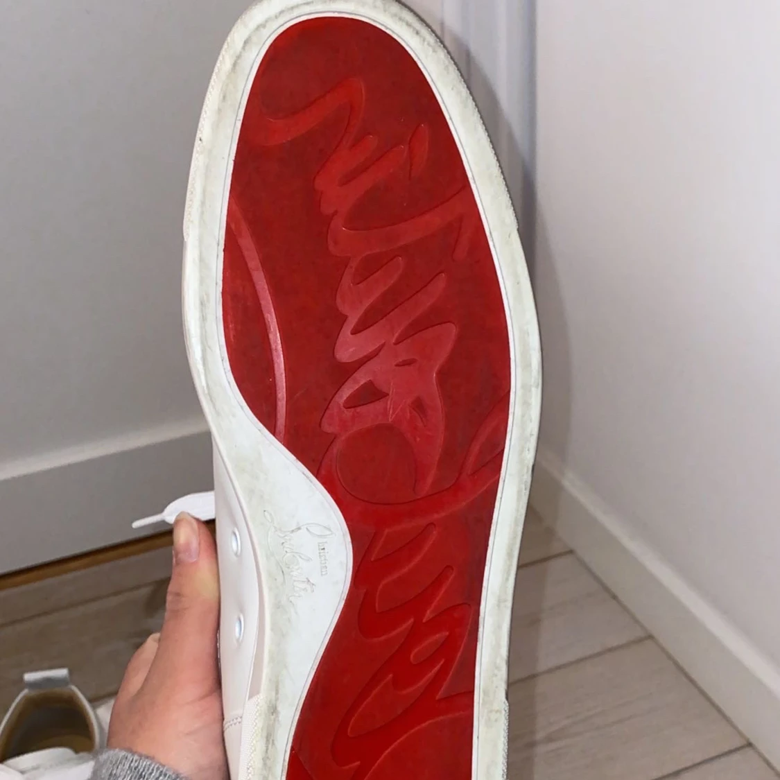 Vita sneakers med nitar från Christian Louboutin - 3