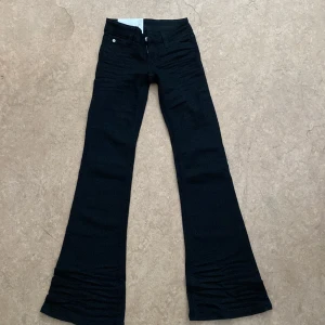 Svarta bootcut jeans från Cheap Monday - Snygga svarta bootcut booty bei jeans från Cheap Monday. Inte använda alls. Midja: 23 längd: 30