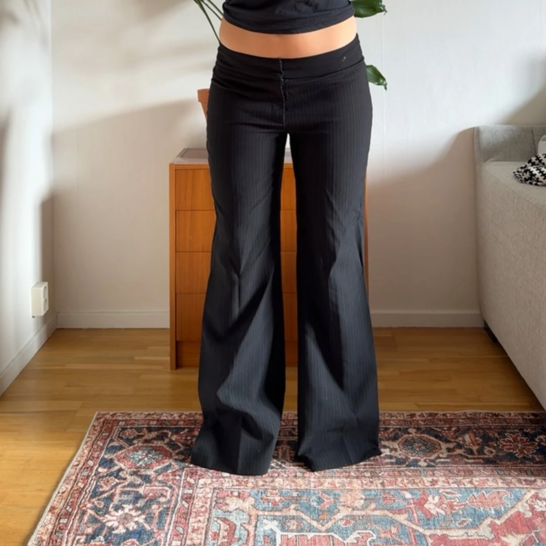 Svarta utsvängda byxor - 2