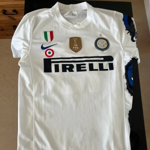 Vit fotbollströja från Nike - Säljer en Inter fotbollströja från när det vann champions league där av trycket på vänster axel. Tröjan har korta ärmar och detaljer i blått och svart. Legenden Maicon på ryggen som jag tror de flesta känner till! Vid frågor är det bara att höra av er! 🔥 💯 