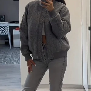 Grå bomberjacka från H&M - Säljer en snygg grå bomberjacka från H&M. Jackan har en dragkedja framtill och en ficka med dragkedja på ärmen. Den är perfekt för en casual look och har ribbade muddar vid ärmslut och nederkant. Perfekt nu till våren💕