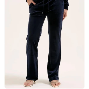 Blåa juicy byxor - Rensar garderoben och använder inte längre 💖kolla gärna in min profil o se vad mer jag säljer🥰