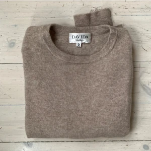 Kashmir tröja - Säljer min ”DAVIDA” kashmir tröja, då den är lite liten. Står M men passar XS. Passar någon som är ca 170 däromkring. Vid frågor eller funderingar skriv gärna. Nypris ca 2k. Tveka inte om ni har funderingar 🙌🏾