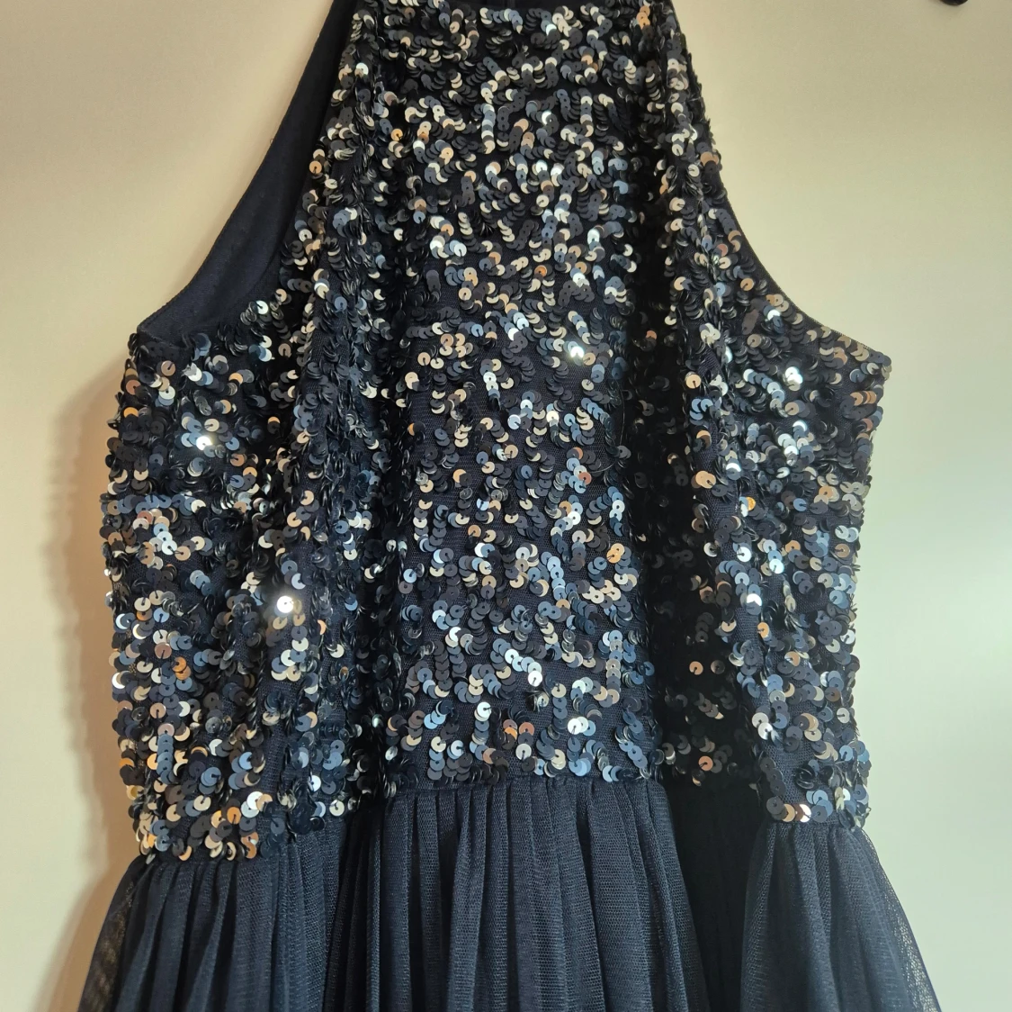 Mörkblå klänning med paljetter - 1