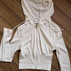 Tunn vit hoodie/zip up 💕🙌 - Säljer en stilren vit lite ribbade zip up hoodie med dragkedja framtill. Den har långa ärmar och en huva med snörren! 🙌 köpt på Vinted men säljer då den inte kommer till användning 💕 tror den originalet är ifrån shein! 💗 (lånad bilder från säljaren)