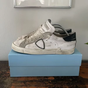 Philippe model skor - Feta models, nypris 2600kr. Använda, se skicket samt skador på toe cap, tyget och sulan i bilderna! Box, dustbag och etikett medföljes!