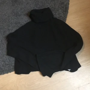 Svart polotröja från BikBok - Säljer en stilren svart polotröja från BikBok i storlek XS men också s. Tröjan är stickad och har en hög polokrage som håller dig varm under kyliga dagar. Perfekt för höst- och vintergarderoben. 🖤