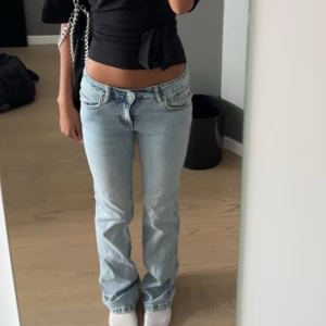 Ljusblå jeans med bootcut - Säljer ett par ljusblå jeans med bootcut-stil från lager 157💗 de har ett hål vid fickan som syns när man har på sig dem