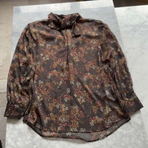 Zara blus - Säljer denna super fina sommar blusen från Zara i tunt material 🤎🥹 köpare står för frakt!!📦 