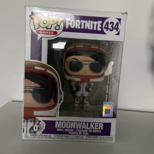 Funko Pop! Fortnite Moonwalker 434 - Säljer en Funko Pop! vinylfigur från Fortnite-serien, modell Moonwalker nr 434. Figuren har astronautdräkt i vitt, rött och silver med svarta solglasögon. Perfekt för samlare eller Fortnite-fans 😅Säljer denna pga ingen samlare/ spelare av Fortnite längre. Är fin dekoration för hylla eller andra byråer t.ex 😀 Kommer i förpackning obviously och är knappt rörd + öppnad en gång bara 🙌