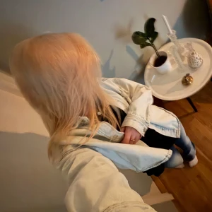 Ljusblå jeansjacka - Säljer en klassisk ljusblå jeansjacka med normal passform. Jackan har knappar framtill och en bröstfickor. Perfekt att slänga över en hoodie eller t-shirt för en avslappnad look.