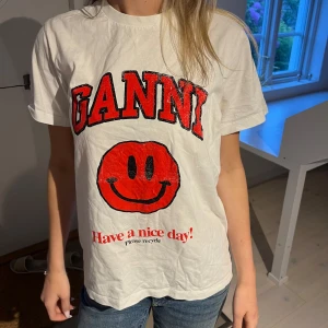 Ganni T-shirt  - En jättefin tshirt från ganni, storlek xs❤️