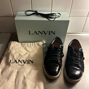 Lanvins  - Tjena säljer mina använda lanvins. Köpte skorna sprillans nya från cettire. Skorna går att använda men har några skavanker om man säger så. Köper man skorna får man box,dustbag och nya skosnören. Får jag inte sålt de slänger jag de bara. Pris kan självklart diskuteras 🤝