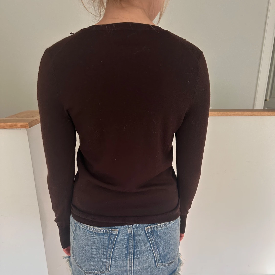 Mörkbrun v-ringad tröja - 1