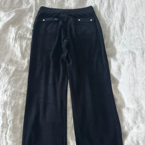 Svarta mjukisbyxor med snörning -  Säljer ett par svarta äkta juicy Contour byxor. Jag säljer dem på grund av att jag inte använder dem. Jag säljer även en juicy coutour tröja som är vit och det är samma sak med den att jag inte använder den. Tröjan är i storlek M och byxorna Xs. 550kr st och 1100 för båda.