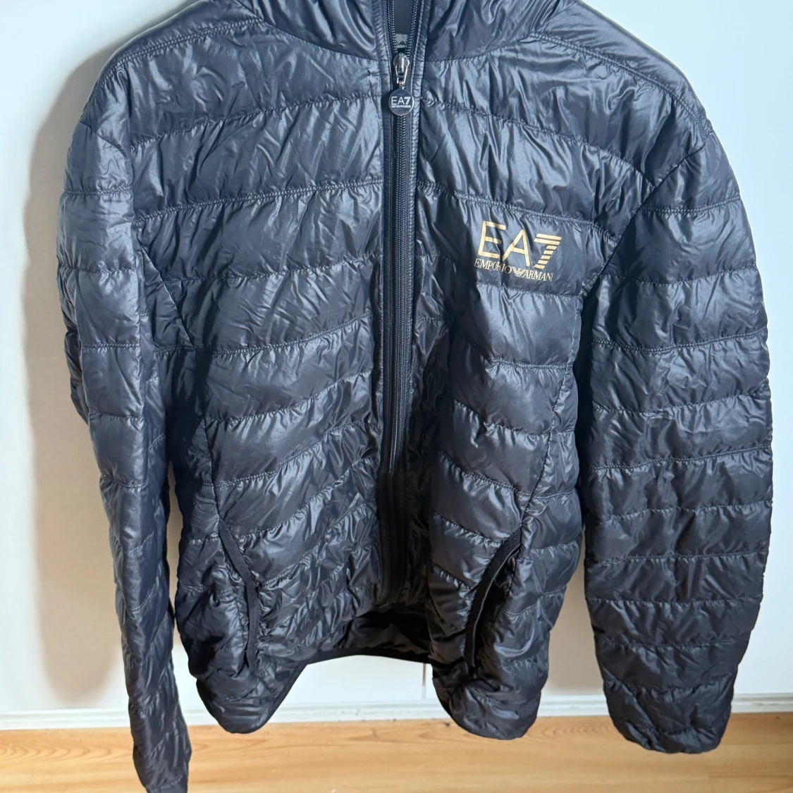 Svart pufferjacka från Emporio Armani EA7