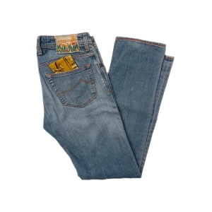Jacob Cohén Jeans - Ljusblåa Jacob Cohén jeans i väldigt bra skick. Kan skicka modellbilder vid förfrågan. Äkta med Jacob Cohén duk samt skydd av registrerat bolag