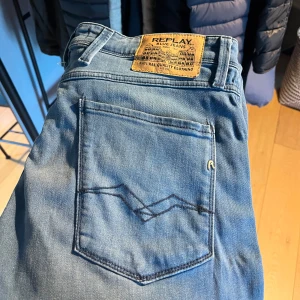 Ljusblå Replay Anbass Jeans - Ett par snygga ljusblå jeans ifrån Replay i modellen ”Anbass”, storlek 33. Jeansen är i mycket fint skick utan defekter. DM för ytterligare frågor eller funderingar!