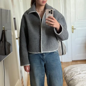 Grå jacka från Monki - Säljer denna jätte fina gråa jacka från Monki i storlek S. den är helt ny och aldrig använd och är i mycket bra skick!