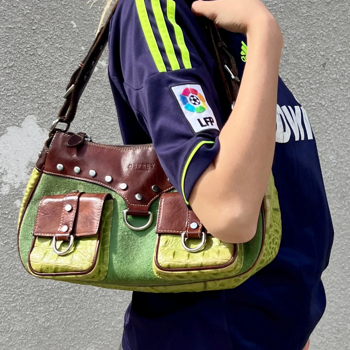 Grön och brun axelväska med detaljer - 3