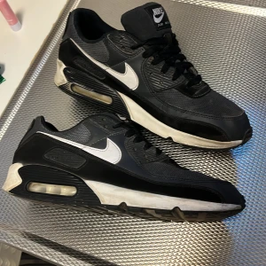 Air Max 90 - Säljer nu mina Air Max 90s i storlek 45, passar 44-45EU. Fint skick. Allt OG medföljer. Skriv om minsta fundering!