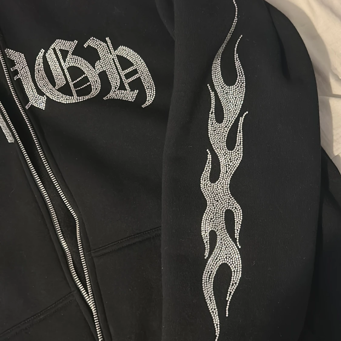 Svart hoodie med flames och text från Black Squad - 3