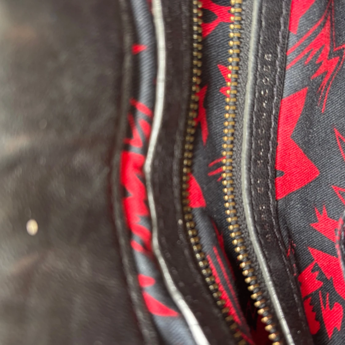 Svart axelväska med rosett och mönstrat foder - 1