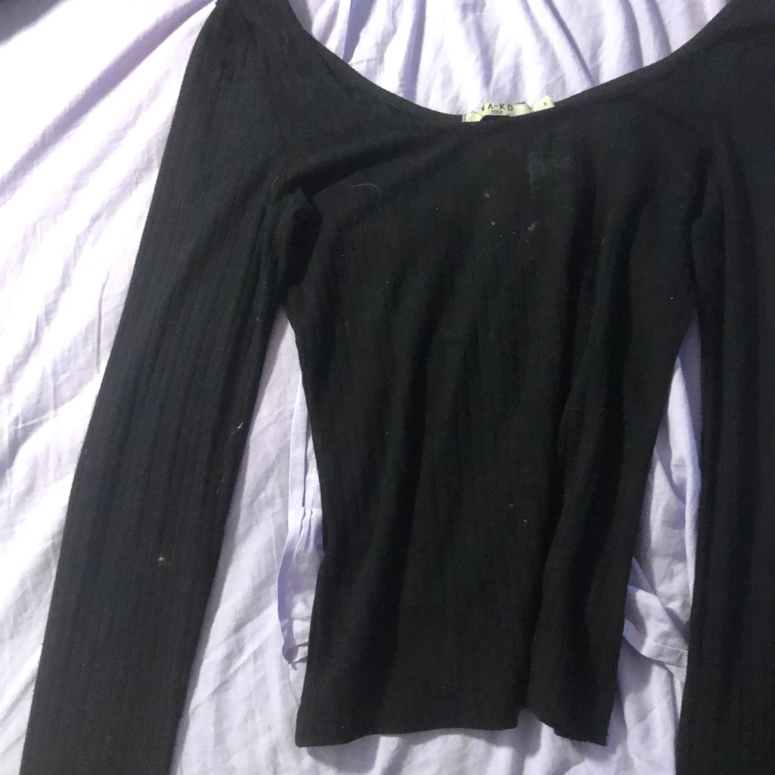 Svart långärmad topp med bred ringning - 2