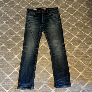 Slim fit jeans från Jack & Jones - Säljer dessa riktigt feta Jack & Jones jeansen! Dom har en riktig snygg tvätt och är perfekt till sommaren! Storlek: 30/30. Skick: 8/10! Jeansen har ett LAGAT hål under benen som man kan se på sista bilden, det märkes inte av när man använder jeansen!!! Vid snabb köp kan priset sänkas