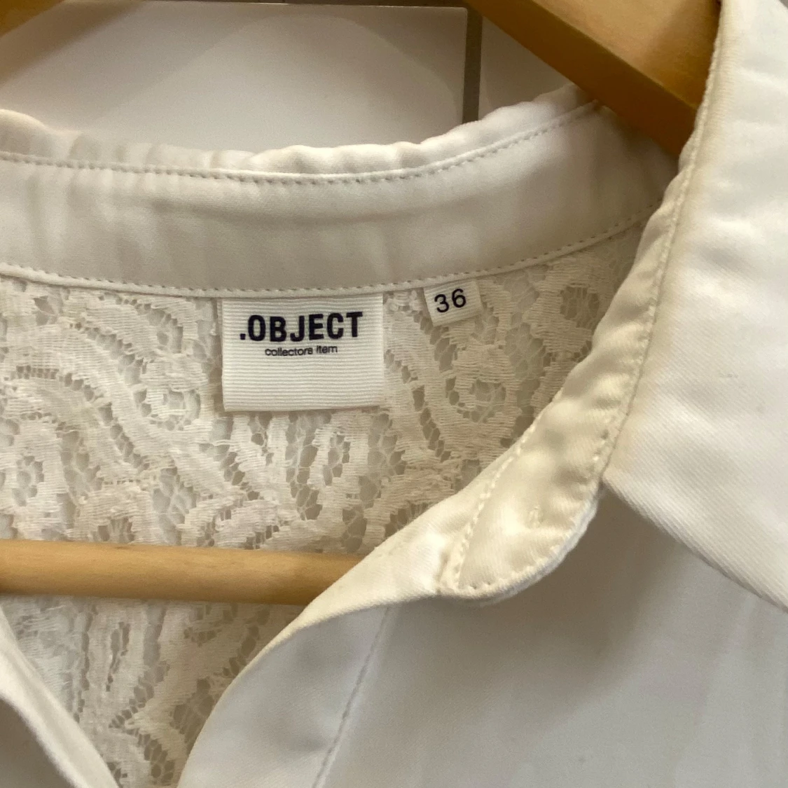 Vit blus med spetsdetalj  - 2